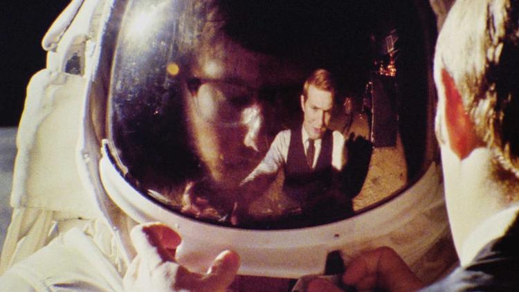 Mockumentary. En gruppe CIA-agenter får en mission: At fabrikere Apollo 11's månelanding. Og så går det hele løs. 