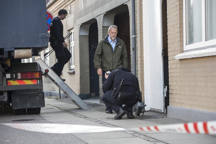 ransaning. Betjente endevendte mandag en ejendom i Korsør, efter at politiet havde modtaget lydoptagelser fra person, som havde aflyttet sine naboer. 