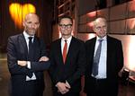 LEDELSESRET. Lars Munch, i midten, var som daværende direktør i JP/Politikens Hus i stigende omfang bekymret over, at Jyllands-Posten blev til et »kampskrift« for ytringsfrihed. Til højre koncernbestyrelsesformand Jørn Ejbøl, der skrev håndfæstningen, der skulle få Flemming Rose til at tie. Til venstre koncernens nuværende direktør, Stig Ørskov. Arkivfoto: Jens Dresling 
