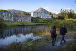 SLOTSHIKING. Man føler sig som slotsherre, når vandreturen går forbi Ballynahinch. Foto: Morten Langkilde 