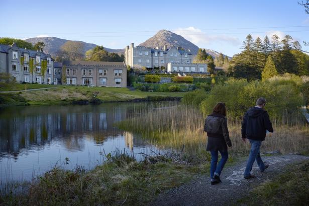 SLOTSHIKING. Man føler sig som slotsherre, når vandreturen går forbi Ballynahinch. Foto: Morten Langkilde 