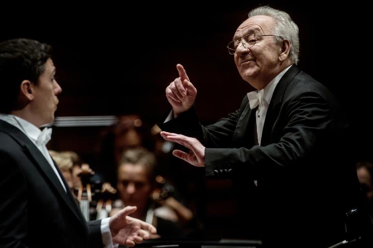 Øjne. Med blikket og de bare hænder gik Jurij Temirkanov traditionen tro efter hjertet og de store linjer i musikken. 