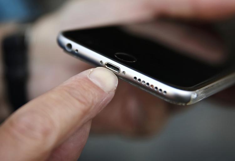 LOMMEULD. I mobilens ladestik sidder små fugtindikatorer, som kan bruges som grundlag for at afvise, at man kan få sin reklamationsret som forbruger. Andre indikatorer sidder ind i telefonen. 