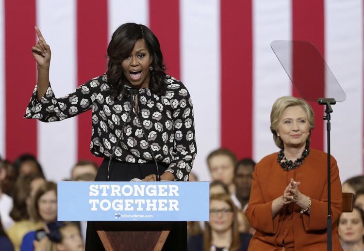 Opbakning. Michelle Obama er blevet stemmen, der leverer de angreb på Donald Trumps kvindesyn, som Hillary Clinton har svært ved at udtrykke 