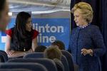 Pres. Hillary Clinton fløj i morges til Iowa for at holde et valgmøde. Hun foran i meningsmålingerne, men presset på hende vokser. 