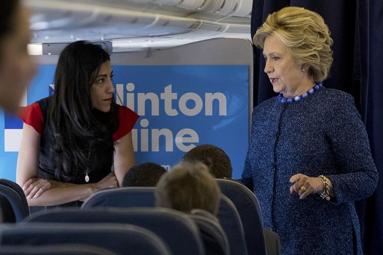 Pres. Hillary Clinton fløj i morges til Iowa for at holde et valgmøde. Hun foran i meningsmålingerne, men presset på hende vokser. 