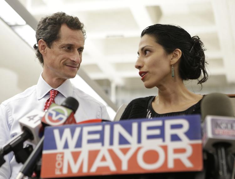 Skandaleramt. I 2013 forsøgte Anthony Weiner at gøre comeback til politik ved at stille op til borgmestervalget i New York - men så blev han igen afsløret i at have sendt nøgenbilleder af sig selv til en anden kvinde. Her er han med hustruen Huma Abedin, der har bedt om skilsmisse. 