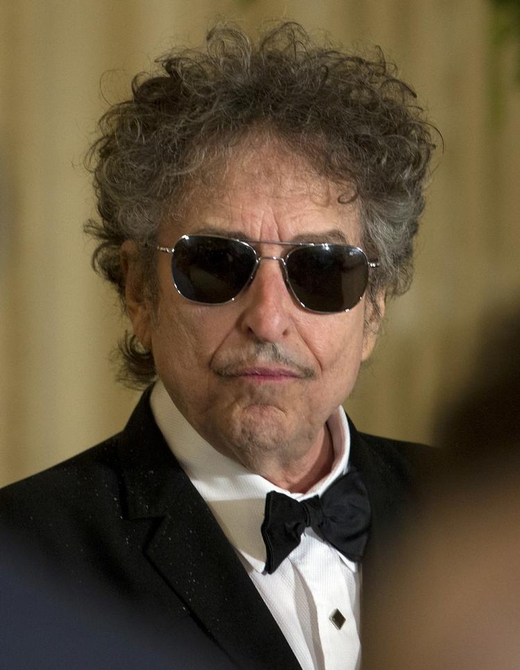 Tavshed. Der har vlæret fuldstændig tavshed omkring Bob Dylan, siden han fik Nobel-prisen. 