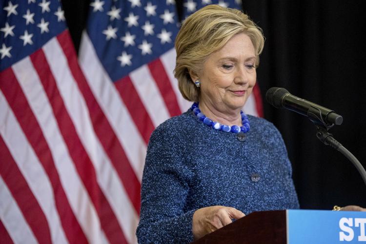 Svar. Hillary Clinton måtte tilføje en ekstra pressekonference efter meldingen fra FBI-direktør James Comey 