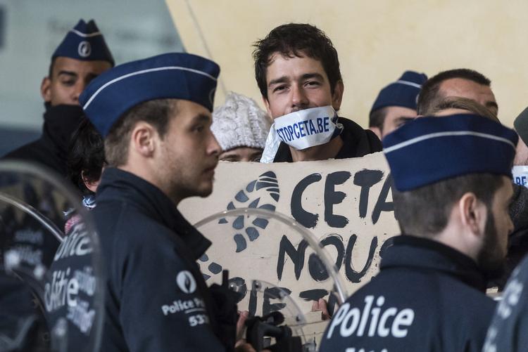 modstand. Det er ikke alle, der er vilde med handelsaftalen mellem EU og Canada. Billedet er taget i torsdags foran EU-bygningen i Bruxelles. 