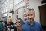 snydt. Jesper Uhrup føler, han var ved at blive snydt af Humac, da hans søns Iphone holdt op med at virke, men han blev reddet af iRep i Købmagergade. 