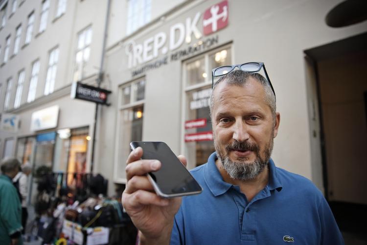 snydt. Jesper Uhrup føler, han var ved at blive snydt af Humac, da hans søns Iphone holdt op med at virke, men han blev reddet af iRep i Købmagergade. 