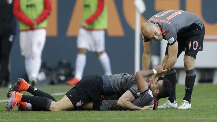 Sejr. Lewandowski krammer Thiago, mens Robben prøver at få de jublende tilbage i spil og på position. 
