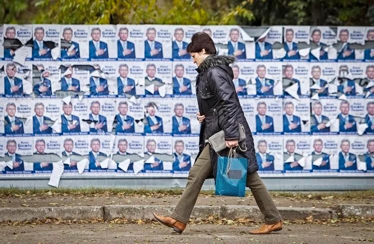 Valgplakater i hovedstaden Chisinau. Søndag går vælgerne til stemmeurnerne, men det endelige resultat kan kræve endnu en runde. 