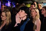 Skuffelse. Birgitta Jónsdóttir fra Piratpartiet følger bekymret med i stemmeopgørelserne ved valget i aftes i Island. Foto: Claus Blok Thomsen. 