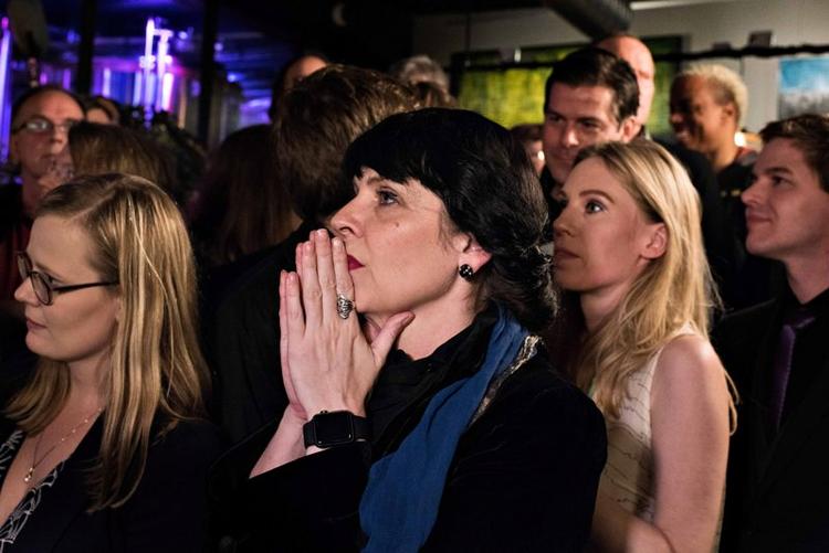 Skuffelse. Birgitta Jónsdóttir fra Piratpartiet følger bekymret med i stemmeopgørelserne ved valget i aftes i Island. Foto: Claus Blok Thomsen. 