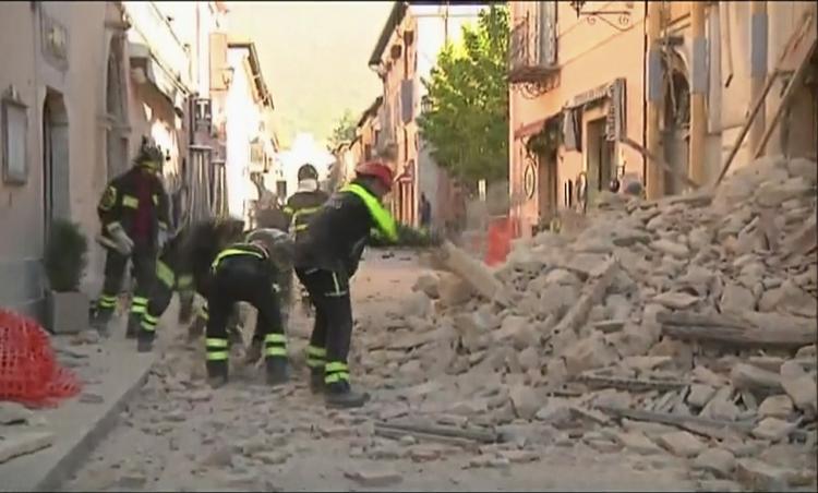 ramt. Billede taget fra en video fra den lille by Norcia, hvor flere bygninger er blevet beskadiget efter jordskælvet. 