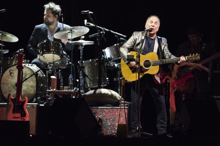 rundtur. I aftenens løb kom Paul Simon fint rundt i sit arsenal af ikoniske sange. Men det var ikke et leflende greatest hits-udvalg, han havde foretaget. 