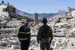SKÆLVEN. Søndagens jordskælv i det centrale Italien ramte flere byer. På dette billede ses en brandmand og en soldat ved murbrokker i byen Amatrice. 