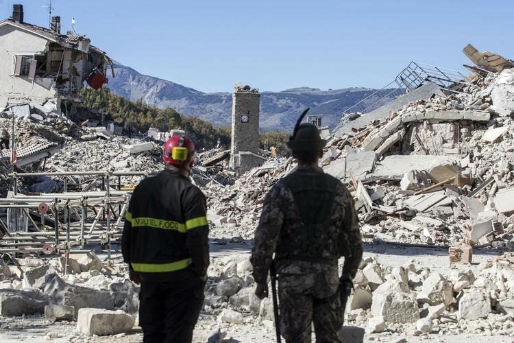 SKÆLVEN. Søndagens jordskælv i det centrale Italien ramte flere byer. På dette billede ses en brandmand og en soldat ved murbrokker i byen Amatrice. 