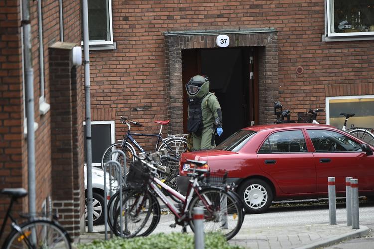 TÅREGAS. Tidligere på dagen måtte politiet bruge tåregas til at tvinge 24-årig mand ud af sin lejlighed i Aarhus Vest. Manden blev anholdt og sidder i øjeblikket på Politigården i Aarhus. I mellemtiden undersøger politi og bomberyddere mandens lejlighed og en »mistænkelig genstand« i kælderen. 