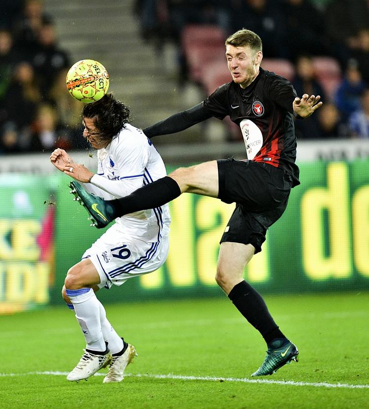 2-0. Santander blev strejfet af Patrick Banggaards ene støvle, men headede alligevel ind til 2-0. 