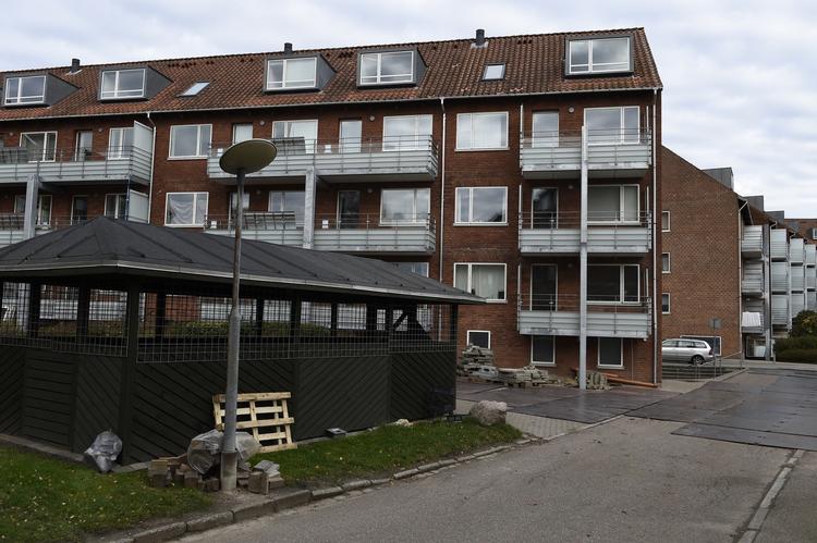 EVAKUERING Beboerne i to ejendomme måtte i går forlade deres lejligheder efter fundet af en mistænkelig pakke, som viste sig at være en mindre mængde sprængstof. 