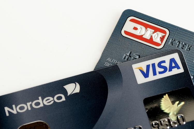 Nu kan du få valget mellem visa og dankort i butikkerne