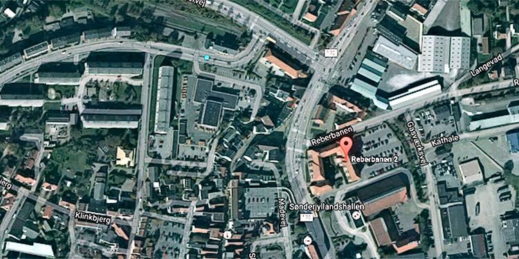 gerningsstedet. Det var her på Reberbanen 2 i Aabenraa, at ligene af moren og hendes datter blev opdaget i en dybfryser. Kort: Kaspar Busch 
