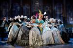 Postyr. I midten ses de onde stedsøstre, sunget af Johanne Højlund og Christel Smith, mens Victoria Simmonds som Askepot til højre for dem er lige ved at blive kvalt under ballet hos prins Ramiro. 