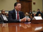 Omstridt. FBI-direktør James Comey har meldt ud, at sagen om Hillary Clintons brug af en privat mailserver, da han var udenrigsminister, skal undersøges igen. 