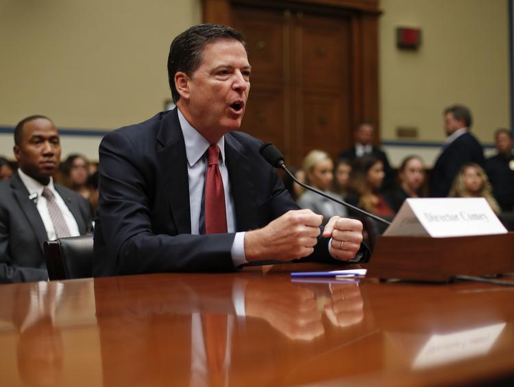 Omstridt. FBI-direktør James Comey har meldt ud, at sagen om Hillary Clintons brug af en privat mailserver, da han var udenrigsminister, skal undersøges igen. 