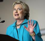 Udfordret. Hillary Clinton har fortsat et pænt forspring i meningsmålingerne, men en to år gammel sag om fortrolige emails har igen givet hende problemer. 