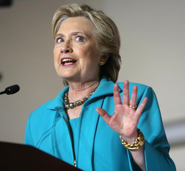Udfordret. Hillary Clinton har fortsat et pænt forspring i meningsmålingerne, men en to år gammel sag om fortrolige emails har igen givet hende problemer. 