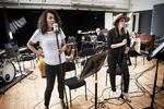 Teaterkoncert. Caroline Henderson (tv) og Kira Skov (th) er to af teaterkoncertens absolutte lyspunkter. Billedet her er fra prøverne. 