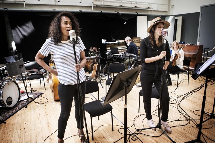 Teaterkoncert. Caroline Henderson (tv) og Kira Skov (th) er to af teaterkoncertens absolutte lyspunkter. Billedet her er fra prøverne. 