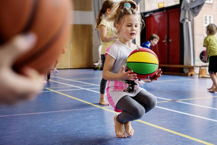 I skolereformen fra 2014, blev det indført, at alle folkeskoleelever har ret til gennemsnitligt 45 minutters bevægelse om dagen. Men det er umuligt at gøre op, og måltallet bør droppes, siger skoleledernes formand. 