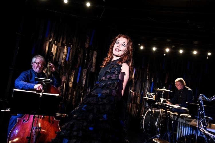 Teater. Helene Gjerris omgivet af musikerne Jesper Egelund og Frans Hansen fra Figura Ensemble. 