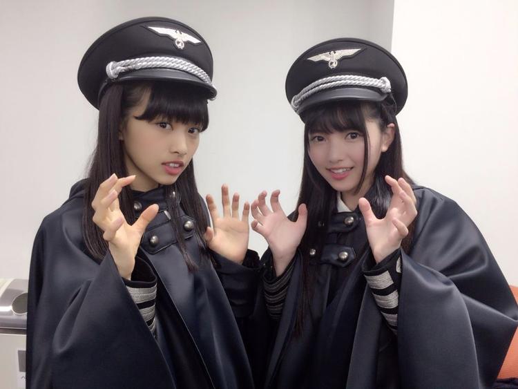Grr. Medlemmer af gruppen Keyakizaka46 fremviser kostumerne, som fik folk på sociale medier til at rase. 