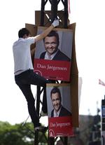 Valgklar. Statsministerens politiske evner er utilstrækkelige, og ifølge hans egne historiske løfter burde et valg have været på vej, skriver Dan Jørgensen, hvis ansigt her er hængt op i forsommeren 2009, da der var valgt til Europaparlamentet. Plakaterne her hang dog ikke på Fyn, men på Rådhuspladsen i København, hvortil det var lettere for Politiken at sende en fotograf. I dette tilfælde fotograf Jens Dresling. 