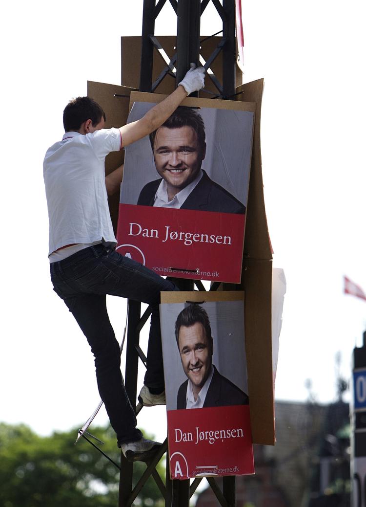 Valgklar. Statsministerens politiske evner er utilstrækkelige, og ifølge hans egne historiske løfter burde et valg have været på vej, skriver Dan Jørgensen, hvis ansigt her er hængt op i forsommeren 2009, da der var valgt til Europaparlamentet. Plakaterne her hang dog ikke på Fyn, men på Rådhuspladsen i København, hvortil det var lettere for Politiken at sende en fotograf. I dette tilfælde fotograf Jens Dresling. 