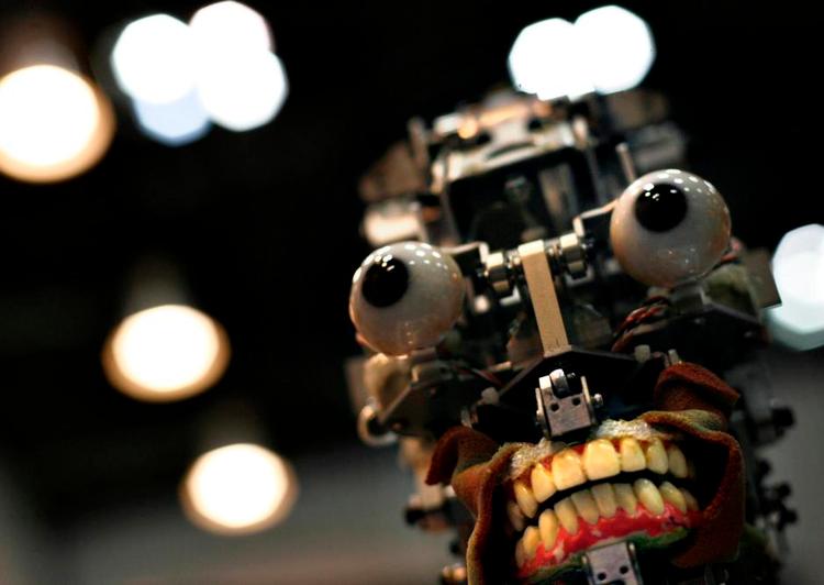Av. Vil robotter med kunstig intelligens en dag blive så kloge, at de overhaler og erstatter mennesker? Måske har de grund til det: Her er det den japanske Simroid, der er bygget som træningspartner for tandlæger og kan skrige i smerte, når der bores forkert. 