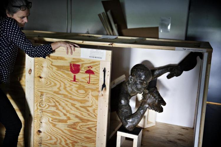 Gaven. Skulpturen 'Freedom' er blevet afskribet fra De Vestindiske Øer og ligger nu i en kasse på Museum Vestsjællands lager uden for Ugerløse og venter på sin fremtidige skæbne. 