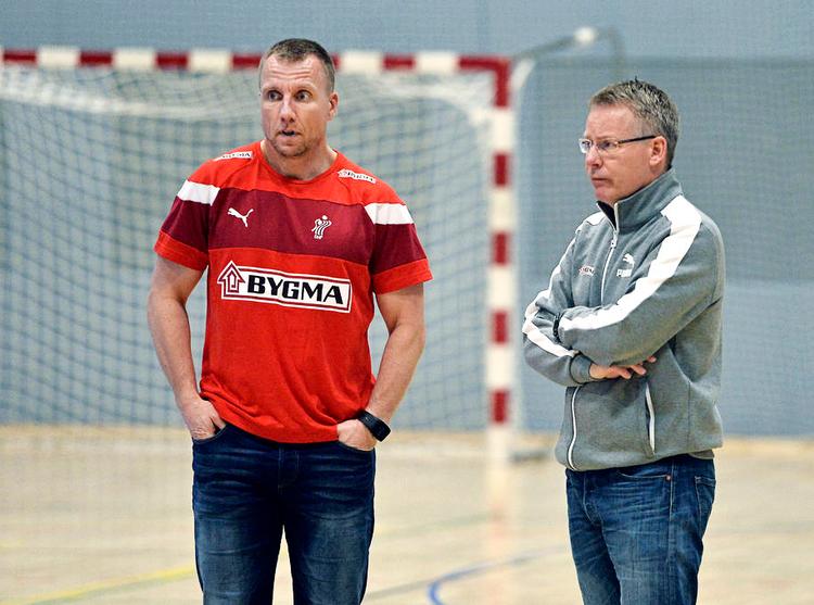 TANKER. Så er de i gang igen,assistenttræner Henrik Kronborg (tv) og cheftræner Gudmundsson. Først gælder det Holland på torsdag – og så Estland søndag. 