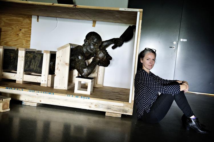 Frihed. Leder af Holbæk Museum, Karen Munk-Nielsen er den, der har taget imod gaven. Her sidder hun ved siden af skulpturen 'Freedom', der lige nu befinder sig på et lager i Ugerløse. 