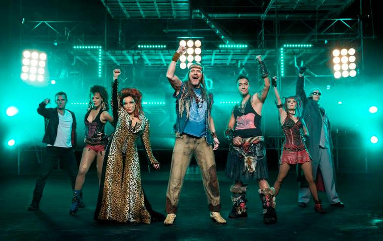 Hovedroller. Christoffer Brodersen(tv.), Nellie Ettison, Szhirley, Niels Olsen, Joey Moe, Kristine Yde og Anders R. Gjesing udgør hovedcastet i den danske udgave af hitmusicalen 'We will rock you'. 