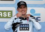 DENGANG. Nick Nuyens var stærkt tilfreds, da han rettede på tøjet ved triumfen i Flandern Rundt. 