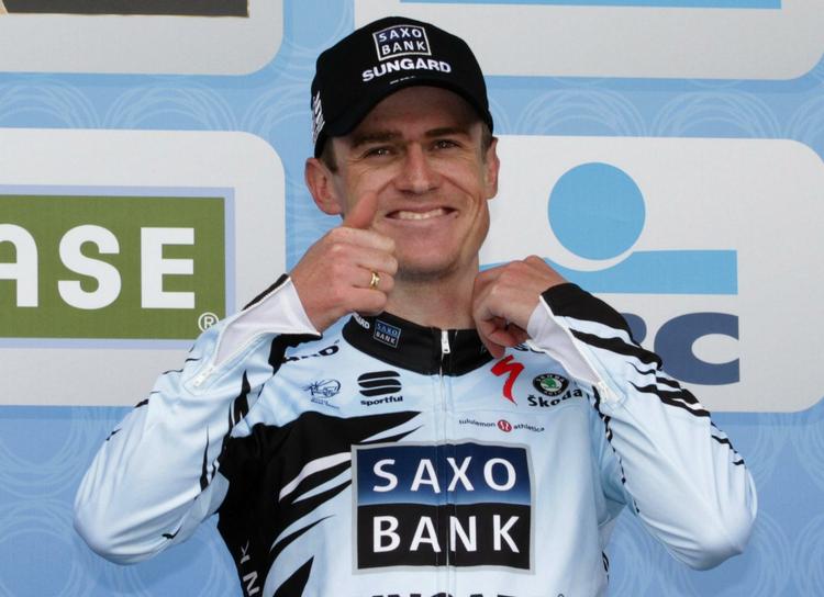 DENGANG. Nick Nuyens var stærkt tilfreds, da han rettede på tøjet ved triumfen i Flandern Rundt. 