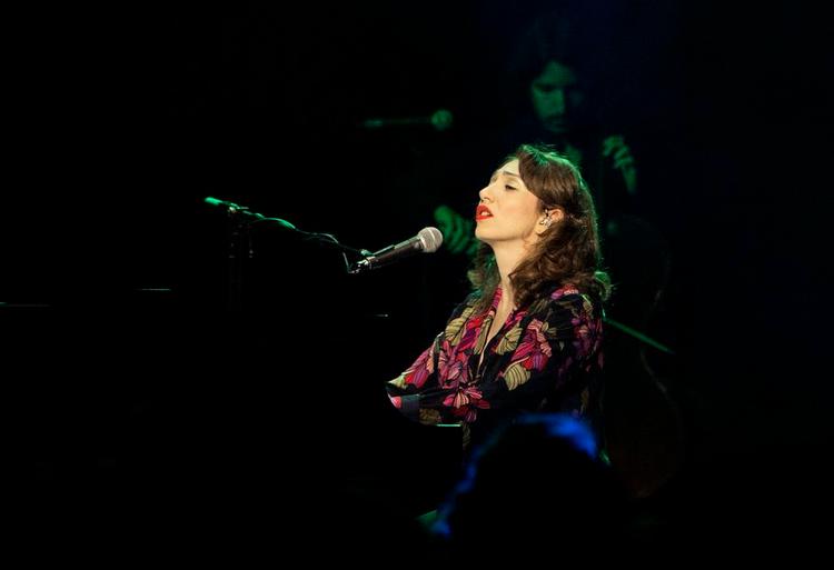 unikum. Regina Spektor er et klassisk trænet russisk vidunderbarn, der blev til et amerikansk musikfænomen. 