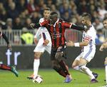 FARLIG. Mario Balotelli har i denne sæson vist, at han bestemt ikke har glemt, hvordan man spiller fodbold - og holder en modstander på afstand. 